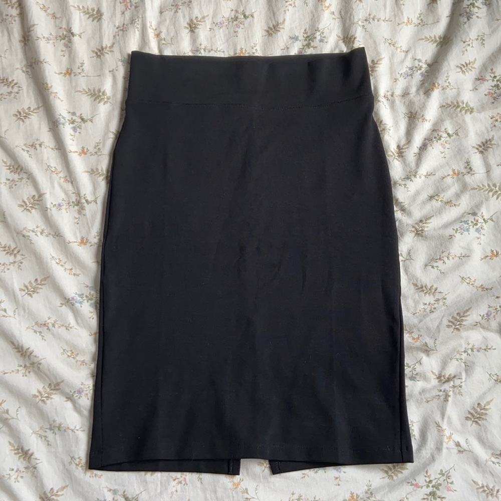 Black fitted midi skirt size large in great condition never worn brand labijou